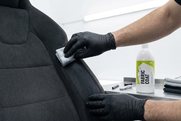 Kvarcna zaštita alcantara sedišta Gyeon FabricCoat — LaserWash Rumenka