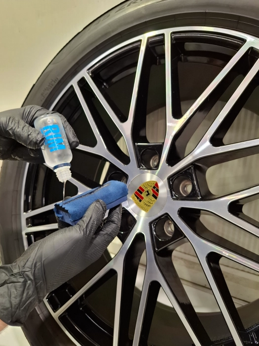 Nanošenje Gyeon Rim keramičke zaštite na felnu Porschea u LaserWash Rumenka detailing centru