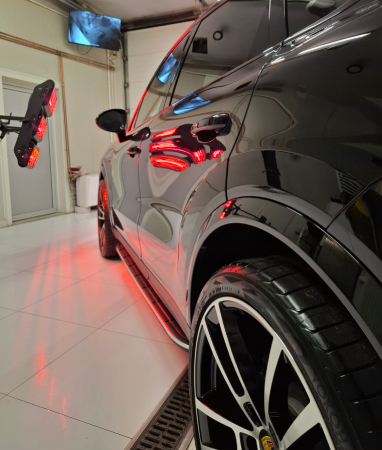Crni Porsche Cayenne tokom IC stabilizacije keramičke zaštite u LaserWash Rumenka detailing centru kod Novog Sada