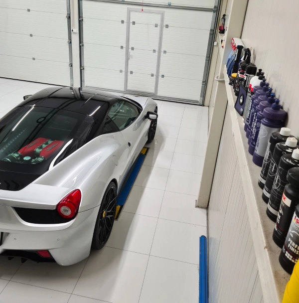 Ferrari 458 Speciale u Argento Nurburgring boji nakon keramičke zaštite u LaserWash Rumenka detailing centru kod Novog Sada