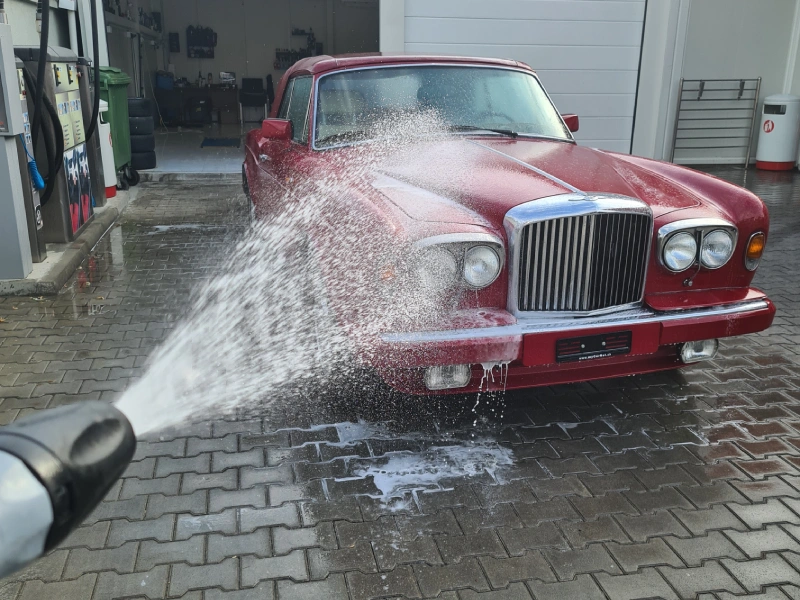 Servisno pranje crvenog Bentley oldtimera aktivnom penom ispred LaserWash Rumenka detailing centra