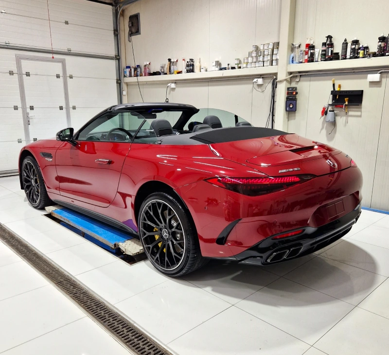 Mercedes-AMG SL Roadster u Patagonia Red boji na dizalici u LaserWash Rumenka detailing centru kod Novog Sada