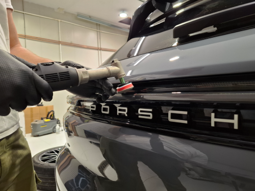 Miloš Marković polira black piano plastiku na Porsche Cayenne u LaserWash Rumenka detailing centru kod Novog Sada