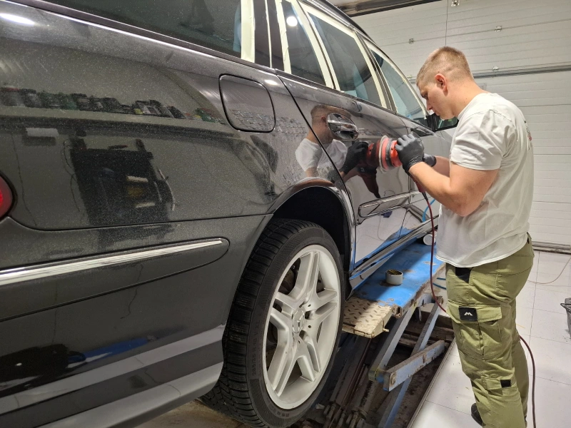 Miloš Marković polira tamni Mercedes E55 AMG Flex polirkom u LaserWash Rumenka detailing centru kod Novog Sada