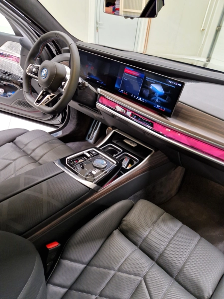 Čist enterijer BMW 7 serije sa sivim kožnim sedištima i panoramskim ekranom nakon dezinfekcije auto klime ozonom u LaserWash Rumenka