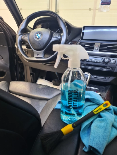 Profesionalna hemija za dubinsko pranje enterijera BMW automobila u LaserWash Rumenka — Interior Detailer, mikrofiber krpa i četkica za detalje