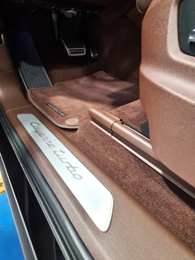 Čist prag vrata i braon alcantara tepih Porsche Cayenne Turbo nakon dubinskog pranja u LaserWash Rumenka