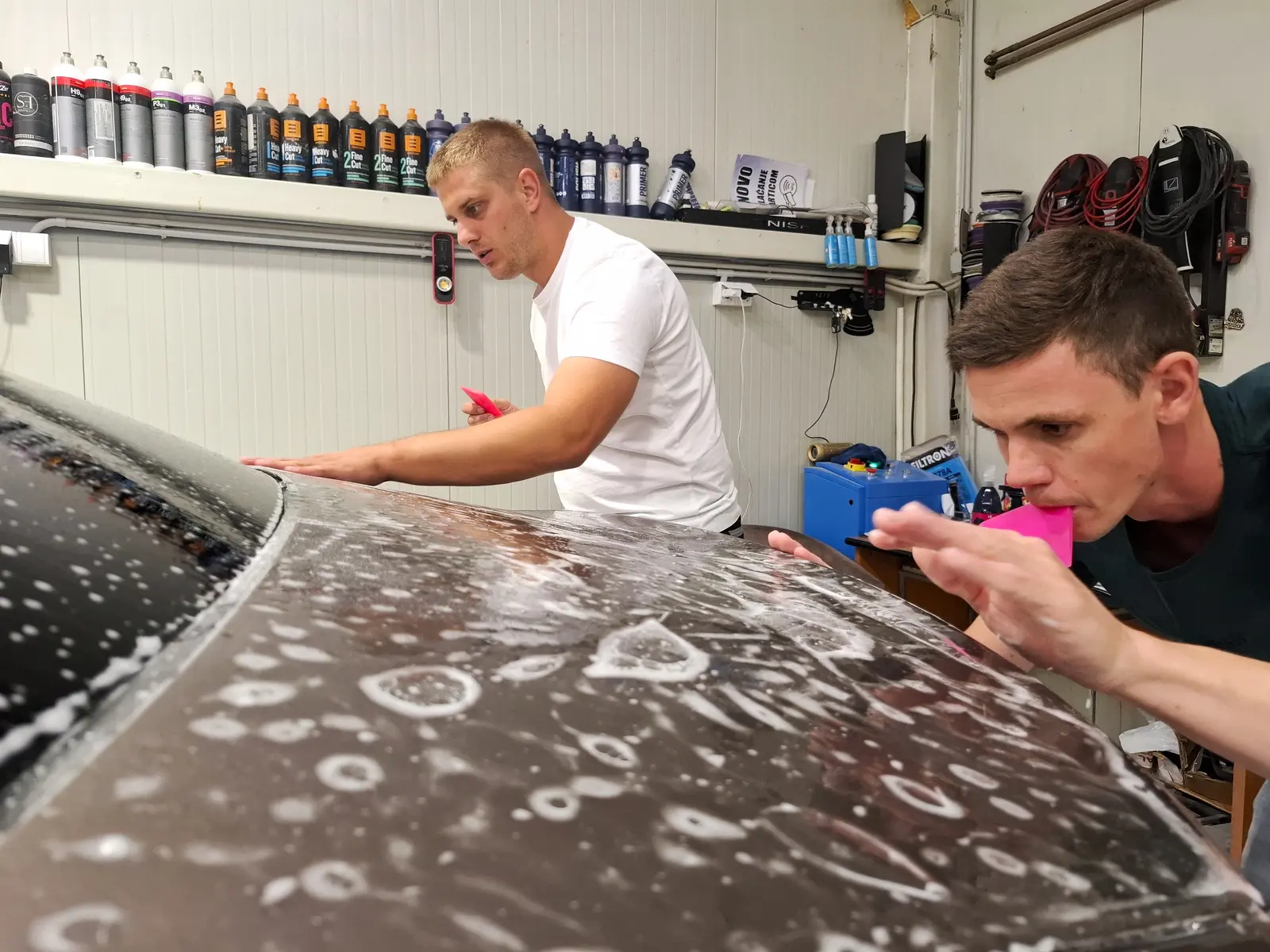 Postavljanje PPF folije na ivicu gepek vrata – LaserWash Rumenka Detailing Centar, Novi Sad