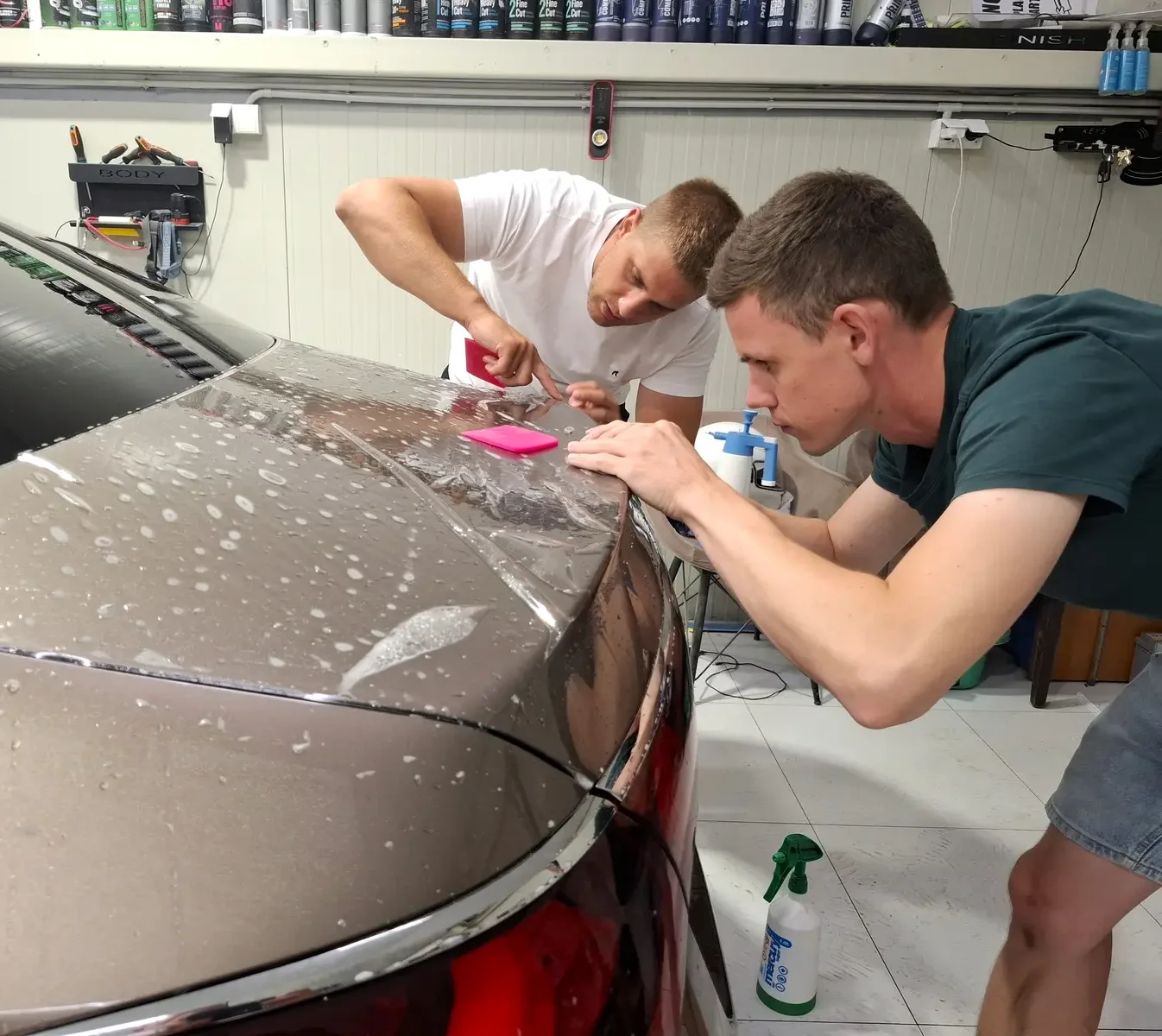 Priprema površine rastvorom pre ugradnje PPF folije – LaserWash Rumenka Detailing Centar, Novi Sad