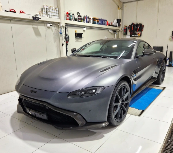 Mat sivi Aston Martin Vantage na dizalici u LaserWash Rumenka detailing studiju