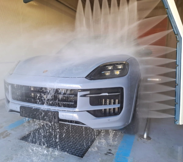 Porsche Cayenne u Arctic Grey boji tokom beskontaktnog laserskog pranja u LaserWash