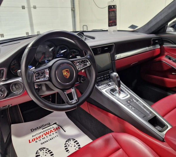 Enterijer Porsche 911 sa crvenim kožnim sedištima nakon detailing tretmana u LaserWash Rumenka