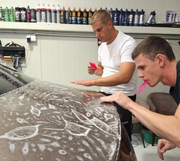 Mat sivi Aston Martin Vantage na dizalici u LaserWash Rumenka detailing studiju